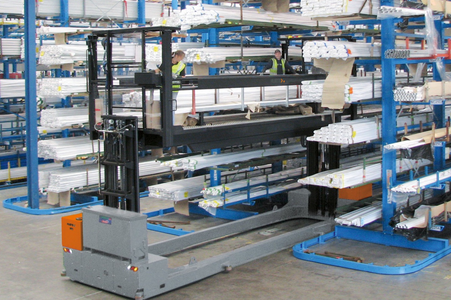 Zweiseiten Kommissionierplattform im Einsatz