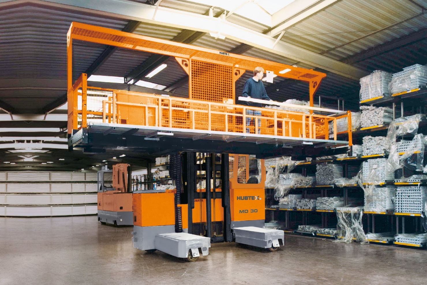 Kommissionierplattform im Aluminiumhandling