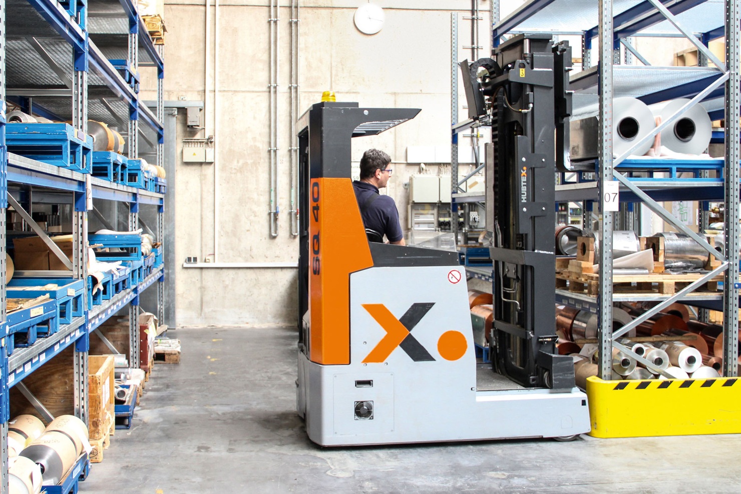 Schubmaststapler von Hubtex transportiert Aluminium