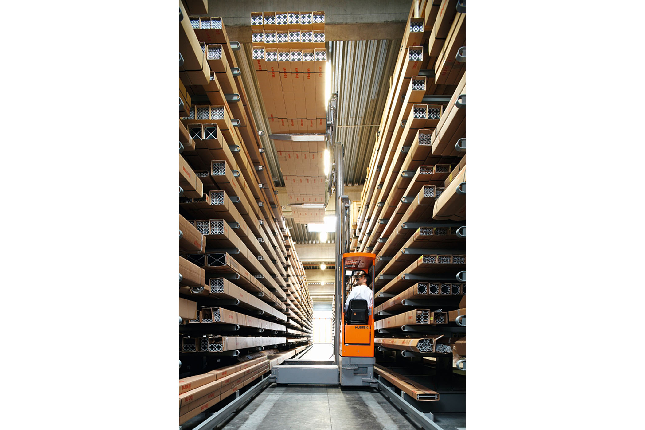 Seitenstapler lagert Aluminium im Hochregal