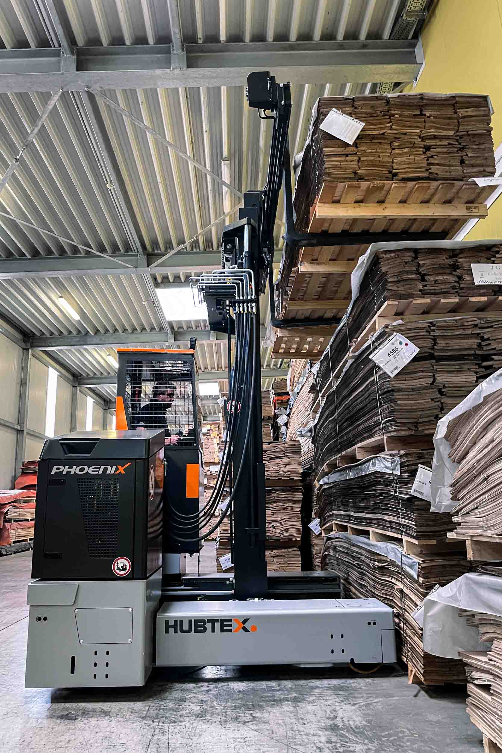 Mehrwegestapler nimmt Holz auf