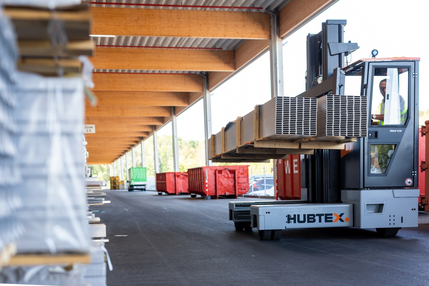 Multi directional forklift PhoeniX transports long loads