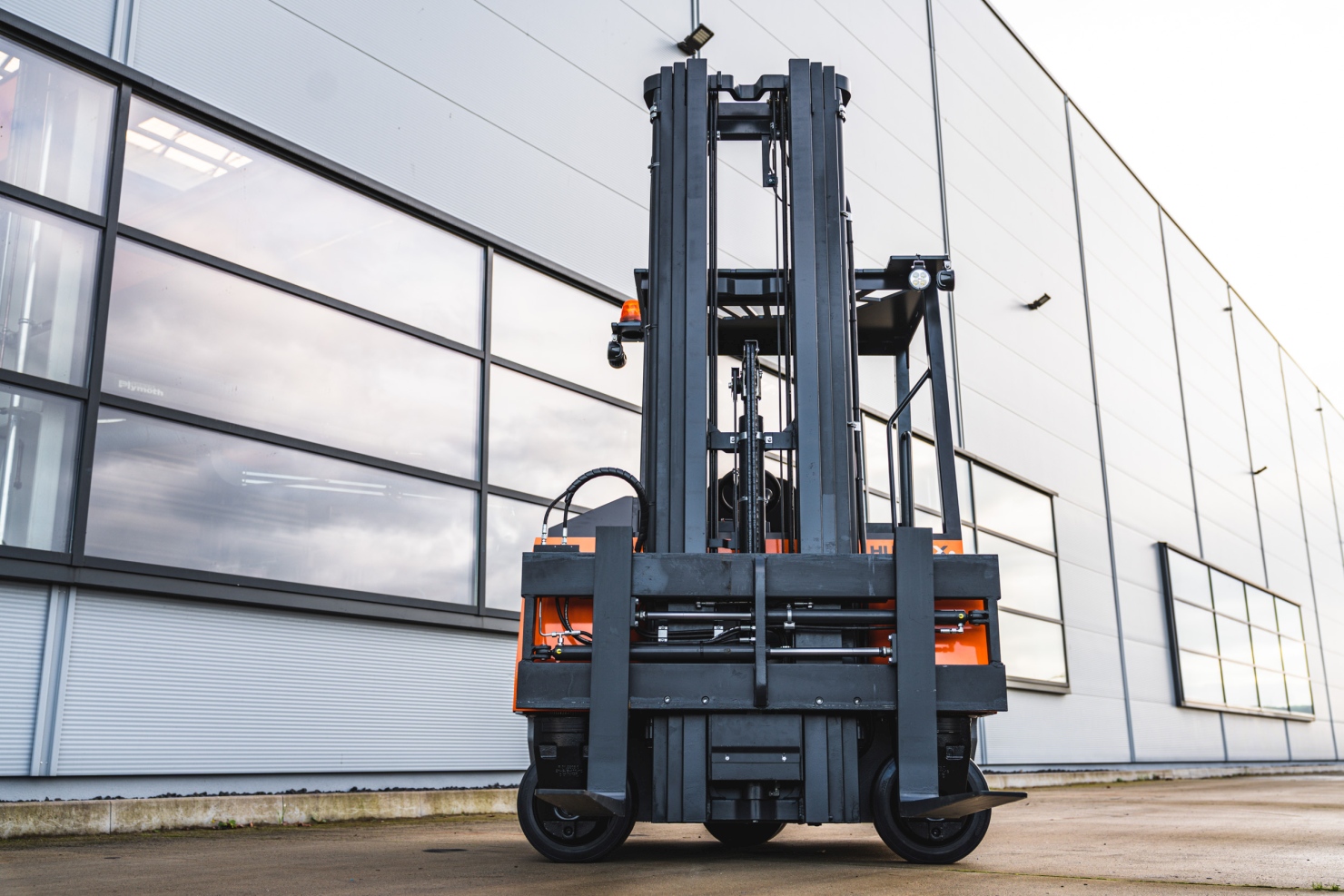 Multidirectional counterbalance forklift Flux_compact lift mast