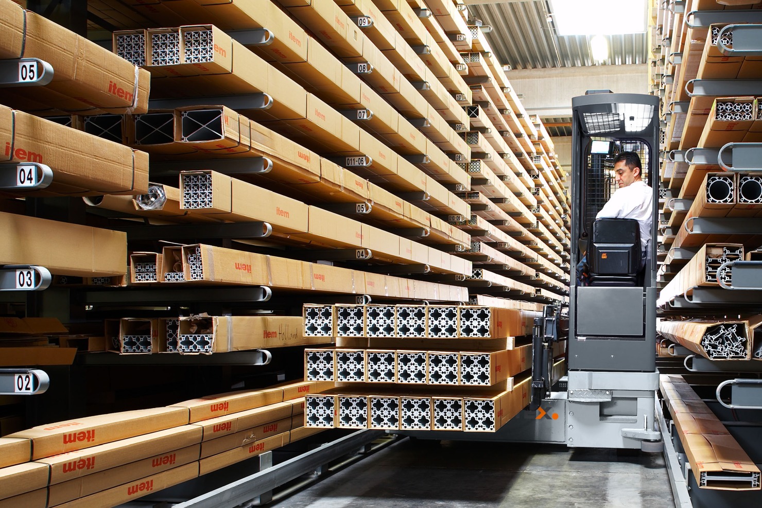 Schmalgangstapler von Hubtex transportiert lange Profile im Schmalganglager