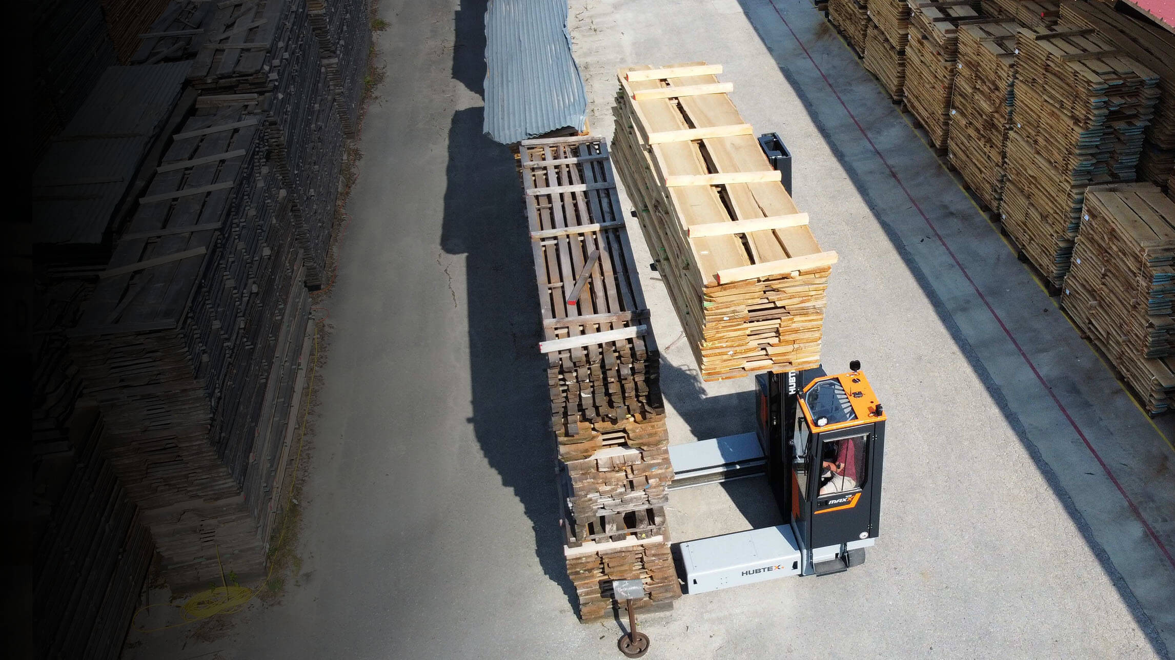 Mehrwegestapler bewegt Holz im Sägewerk