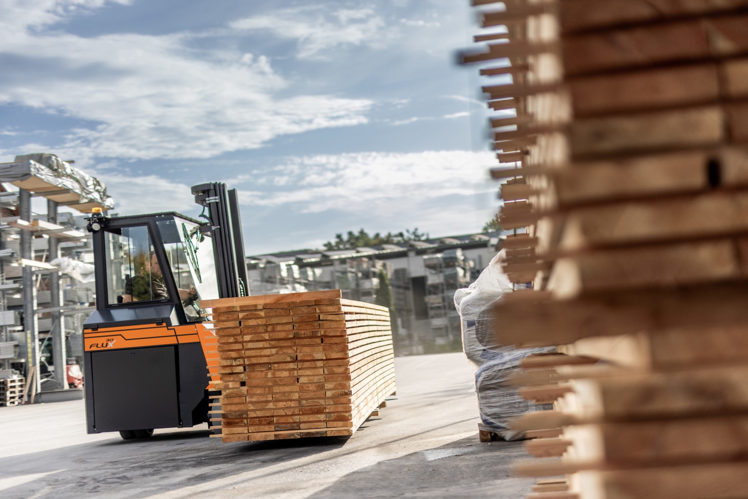 Gegengewichtsstapler Flux transportiert lange Holzdielen