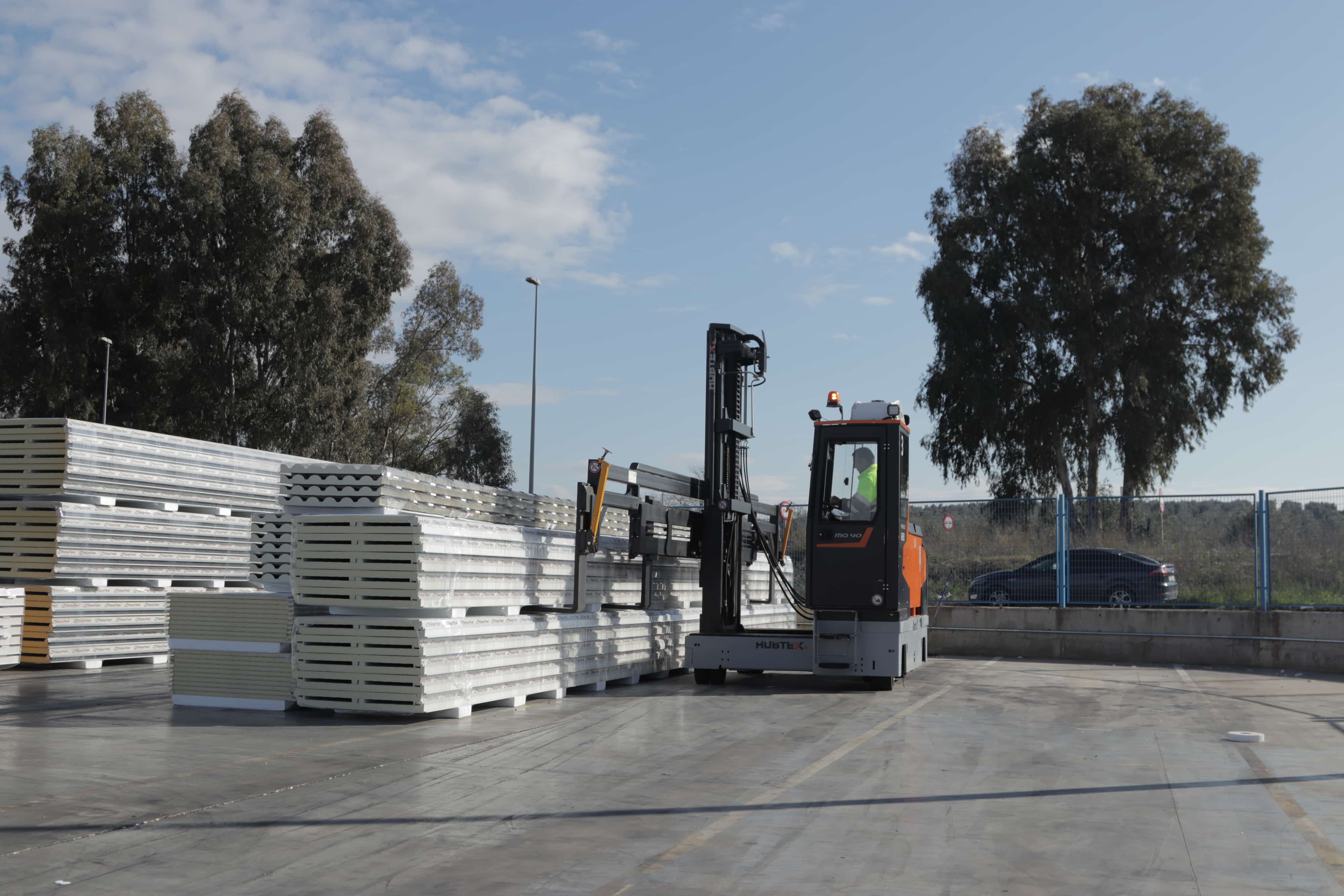Transportation of sandwich panels with PHOENIX multidirectional forklift truck