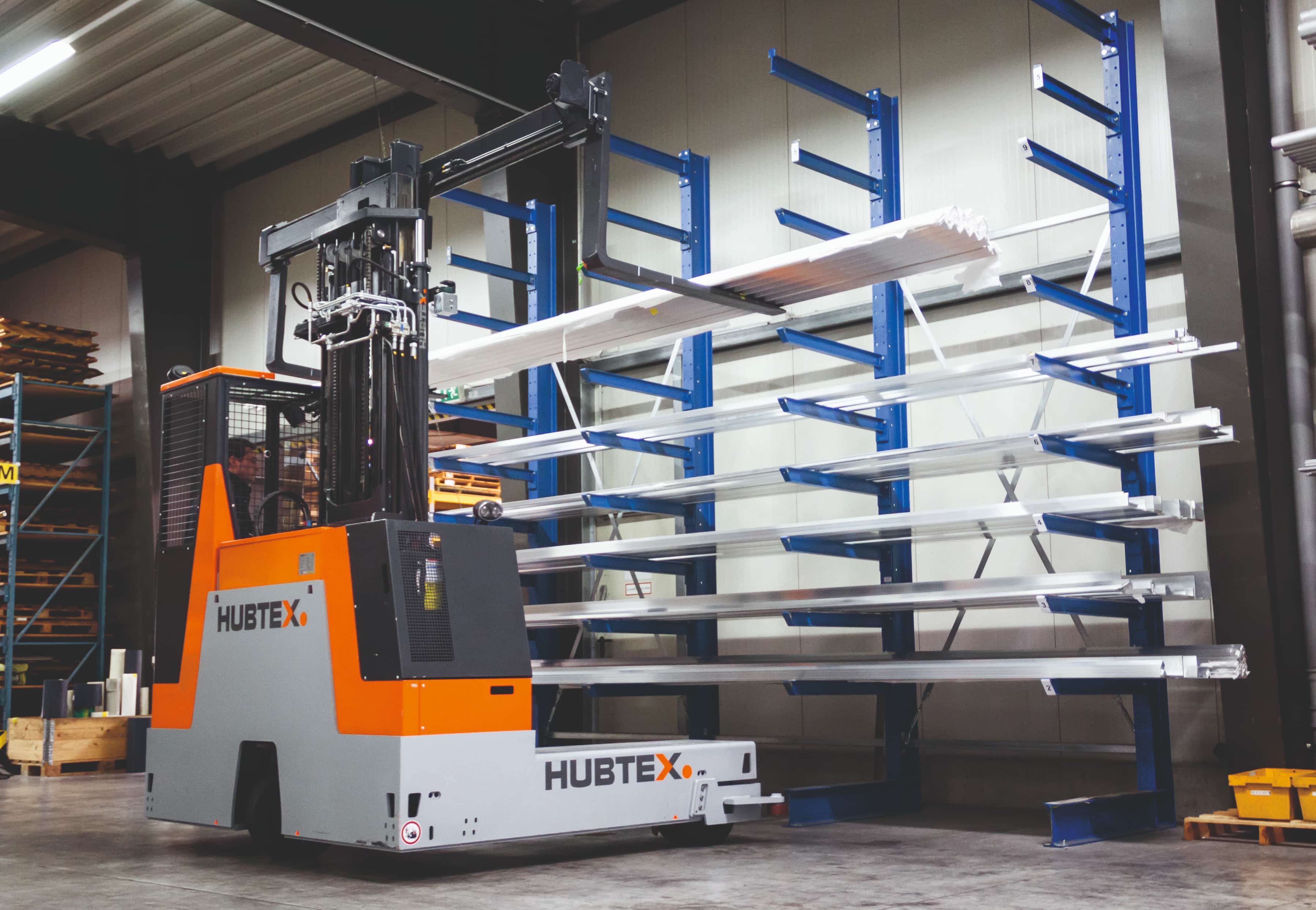 HUBTEX multidirectional sideloader in operation