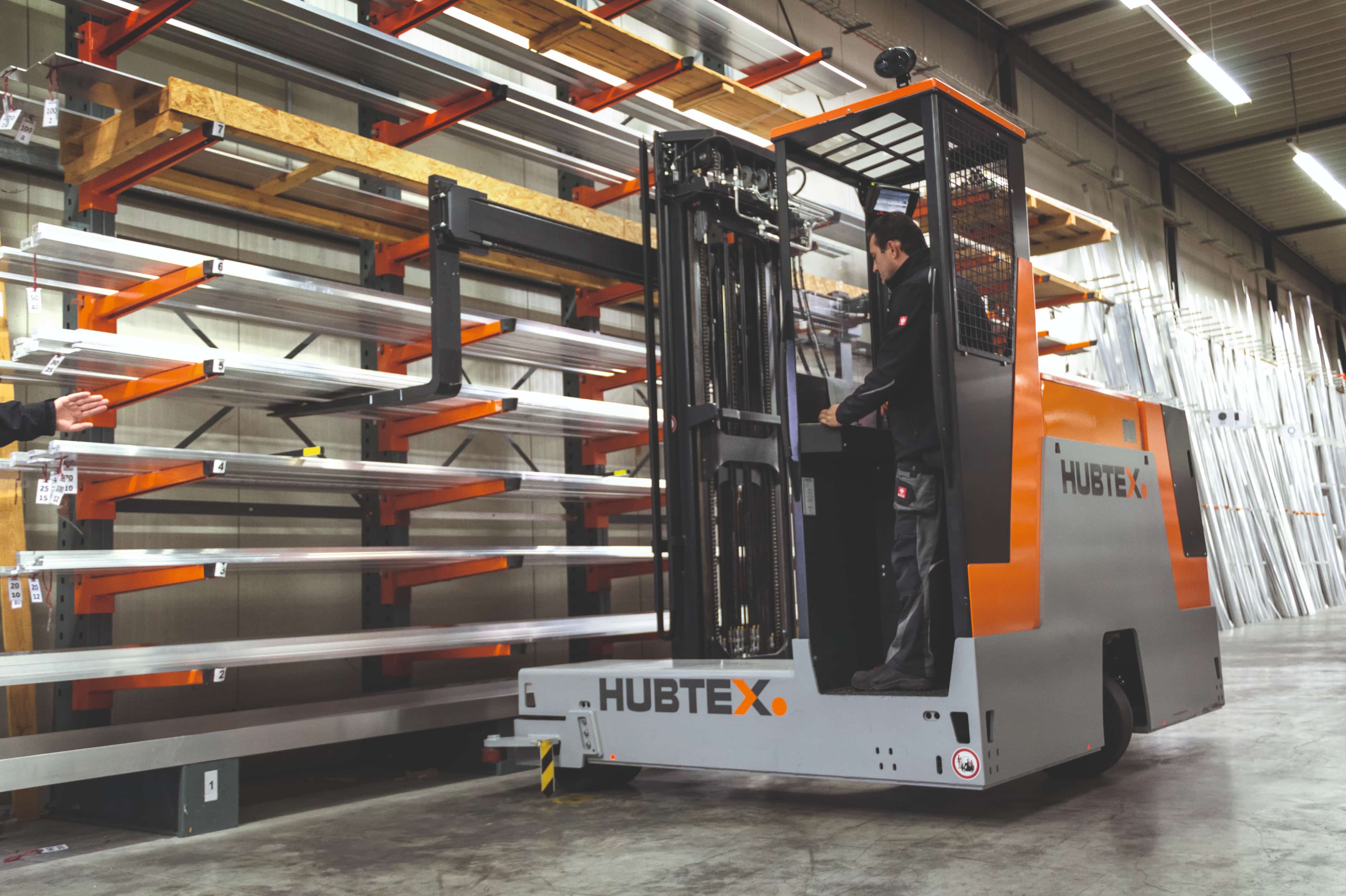 HUBTEX Mehrwege-Stapler bei der Lastaufnahme