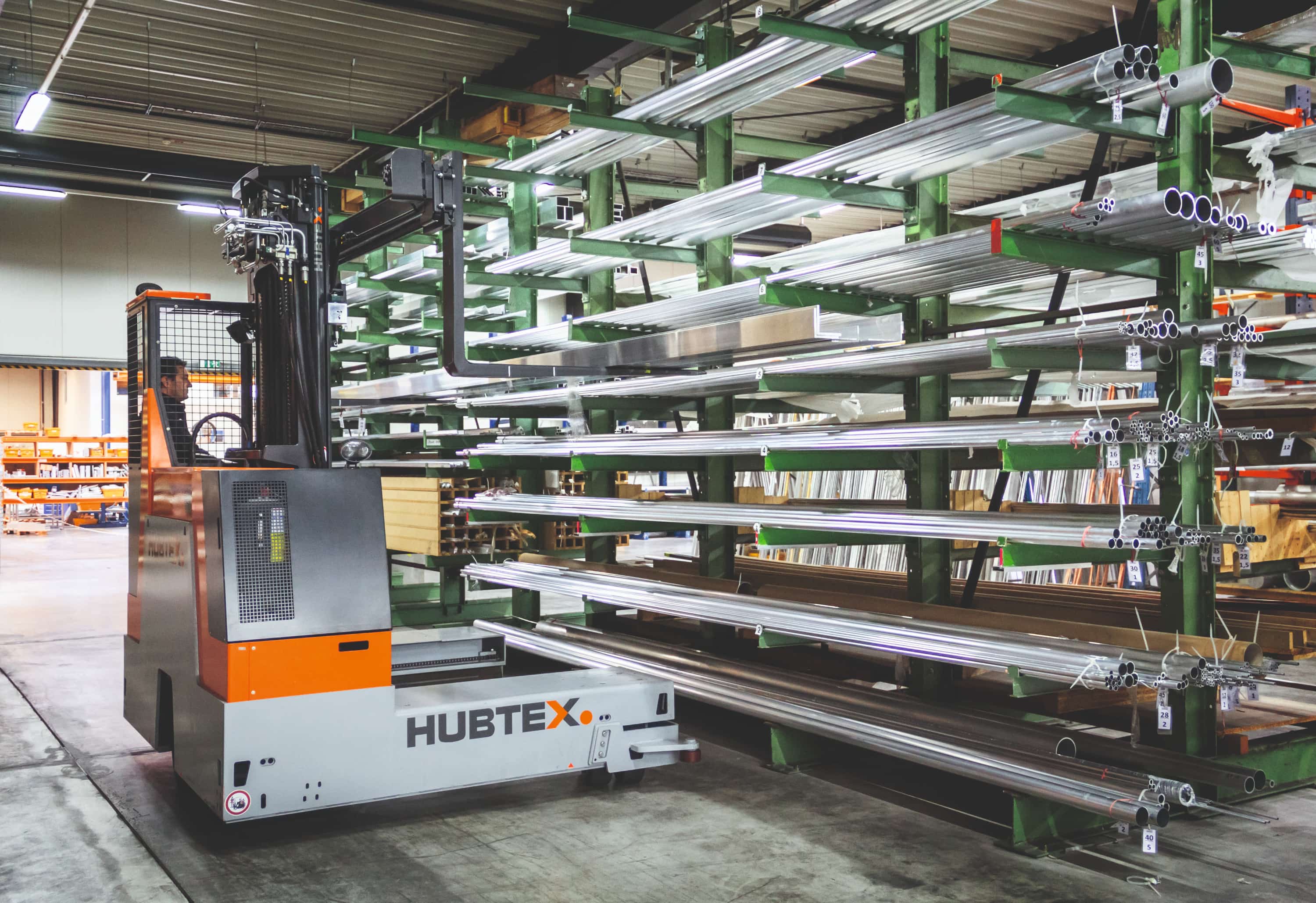 HUBTEX Mehrwege-Seitenstapler in der Aluminiumindustrie