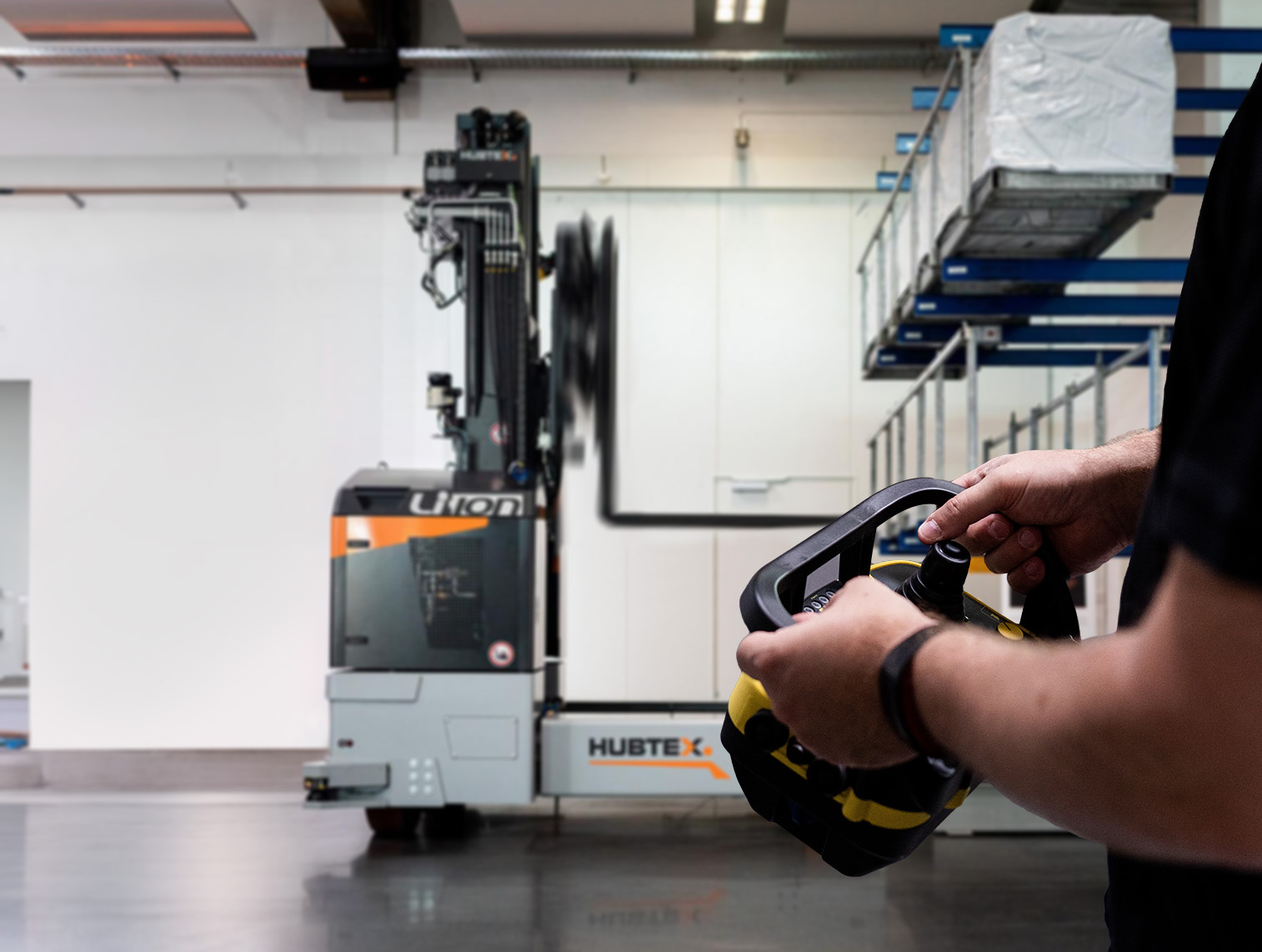 Automatisierter Mehrwegestapler PHOENIX AGV per Fernsteuerung bedienen