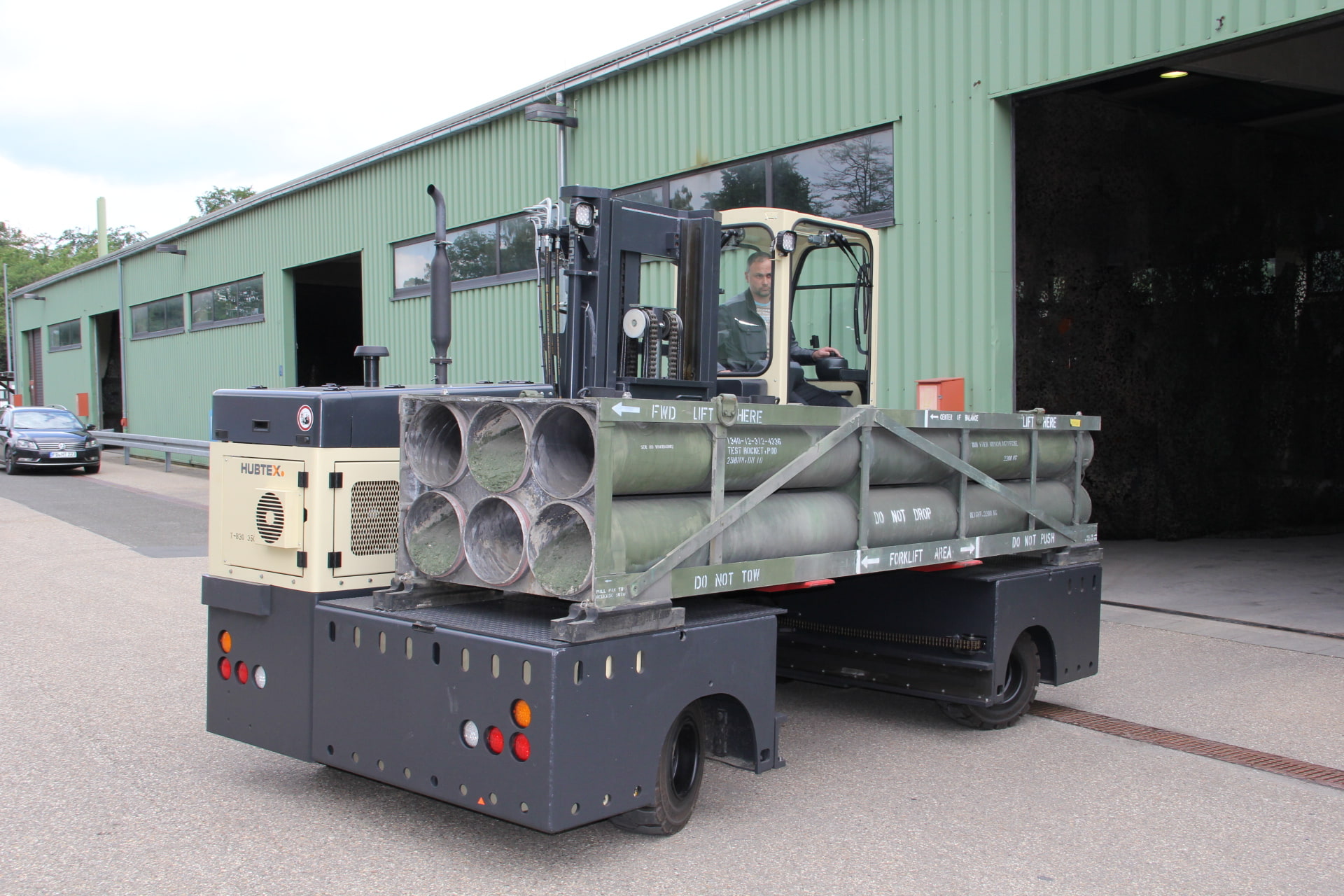 HUBTEX Mehrwegestapler transportiert Torpedos
