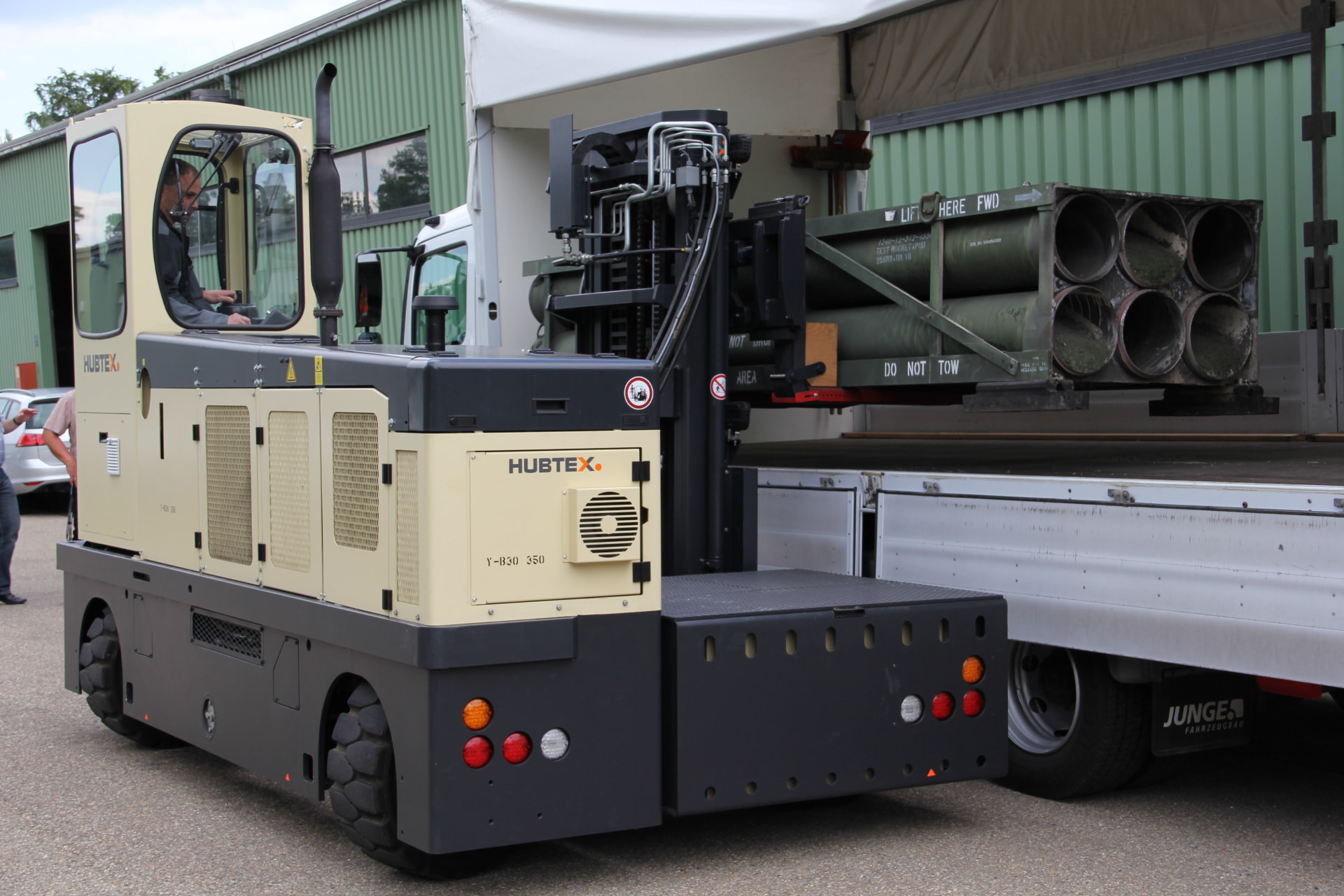 HUBTEX Mehrwegestapler verlädt Torpedos auf einen LKW