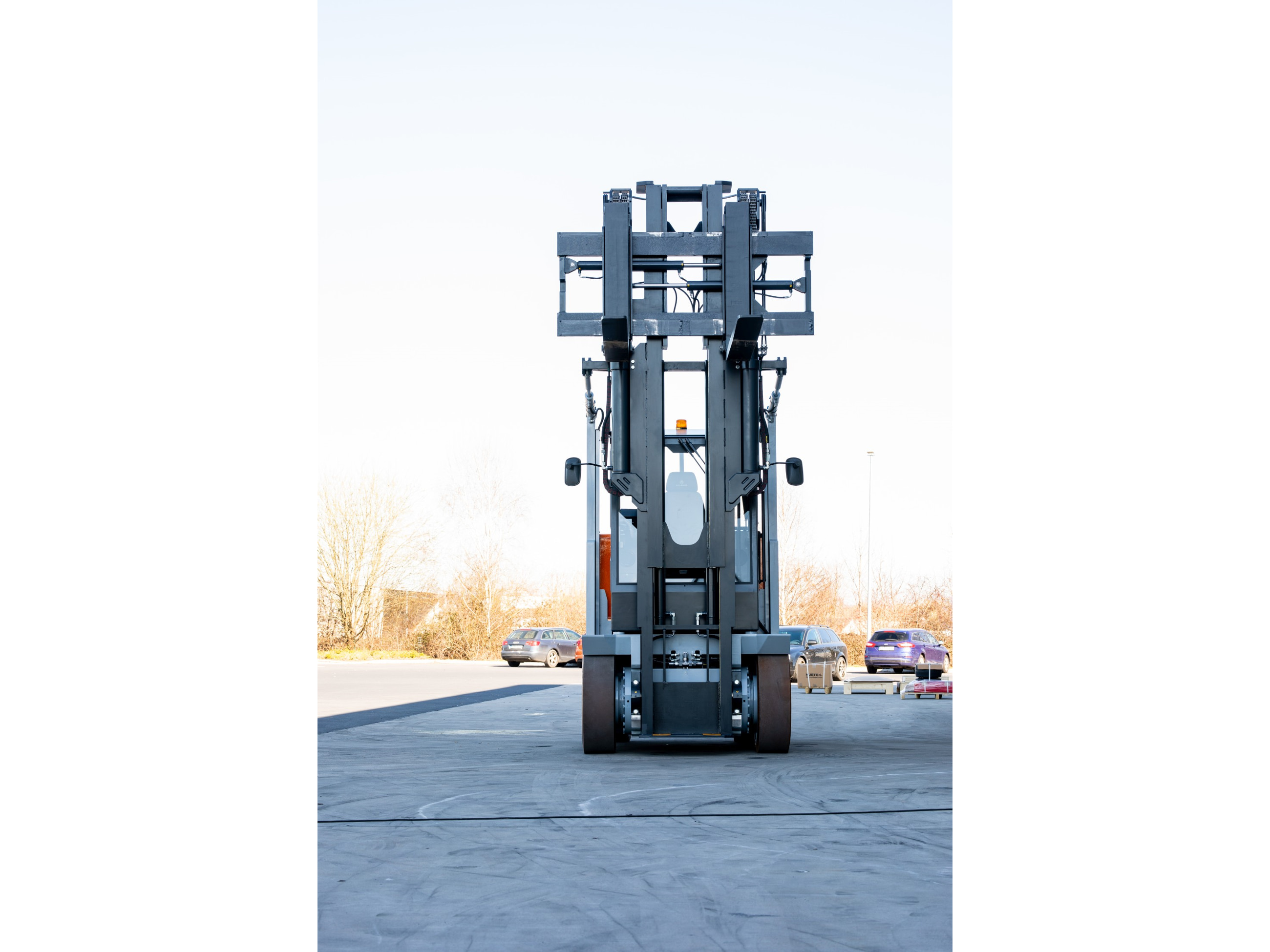 Der RoxX mit ausgefahrenem Hubmast.