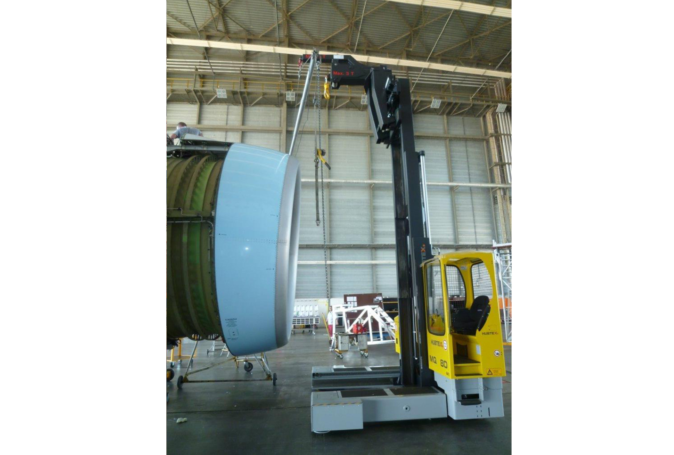 Flugzeugwartung am Triebwerk mit Stapler