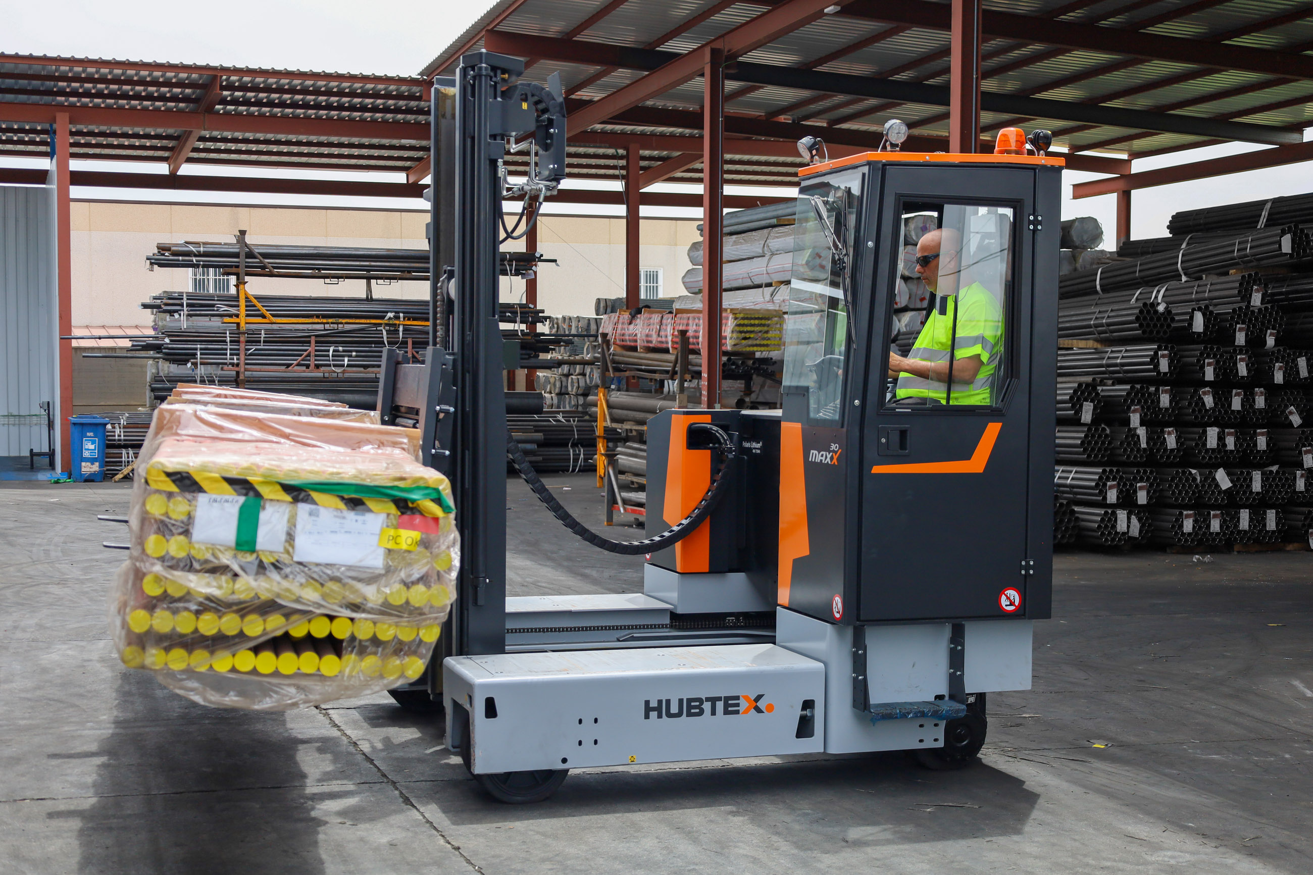 Carretilla multidireccional de Hubtex para la manipuliación de perfiles metálicos