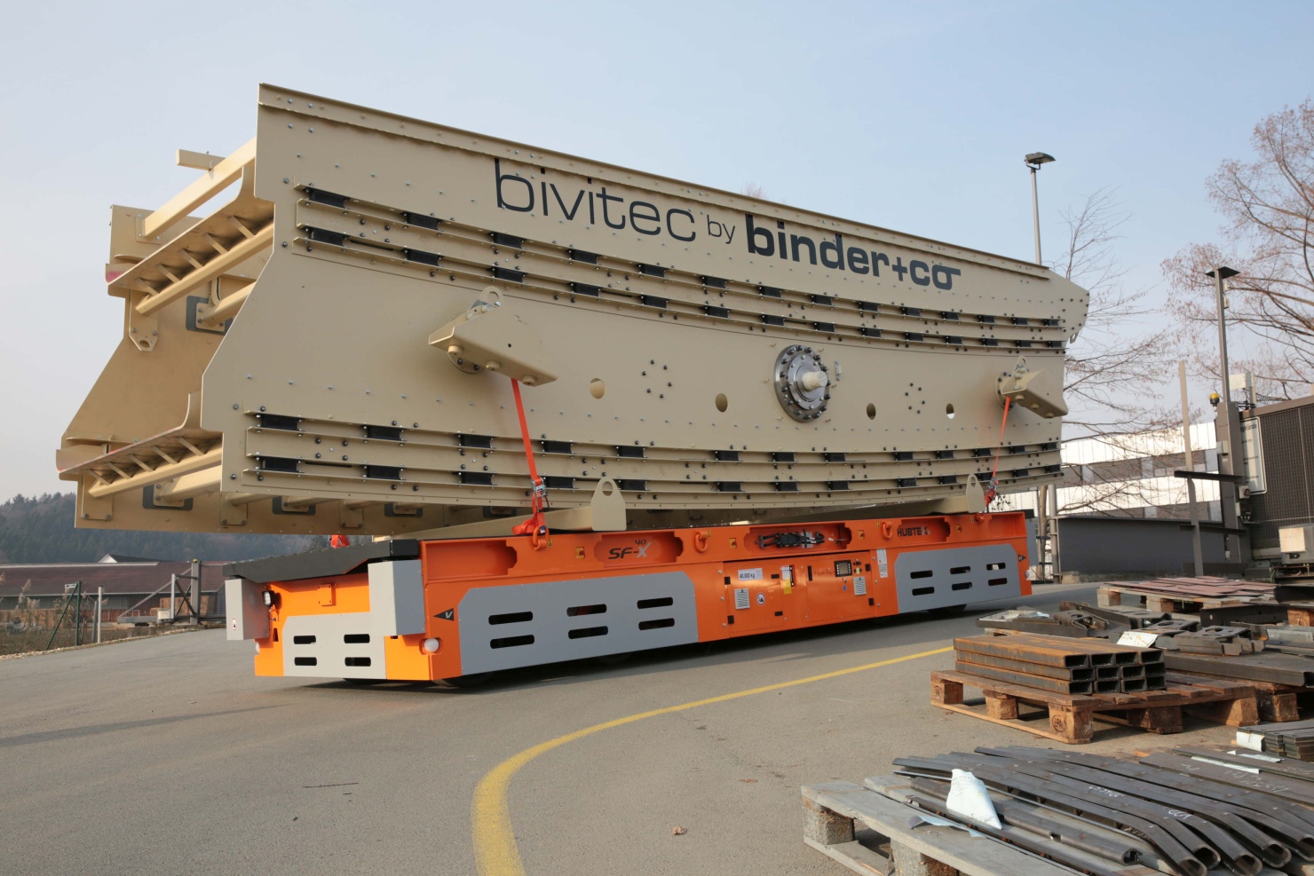 The HUBTEX omnidirectional heavy-duty platform truck has a lifting capacity of up to 130 tons.