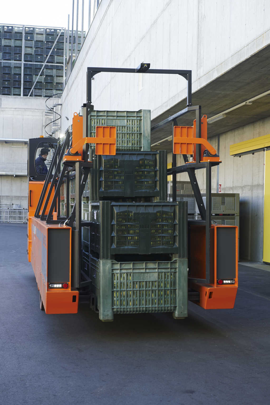 HUBTEX bin transporter KTR 120: Two hydraulic locks ensure safe transport