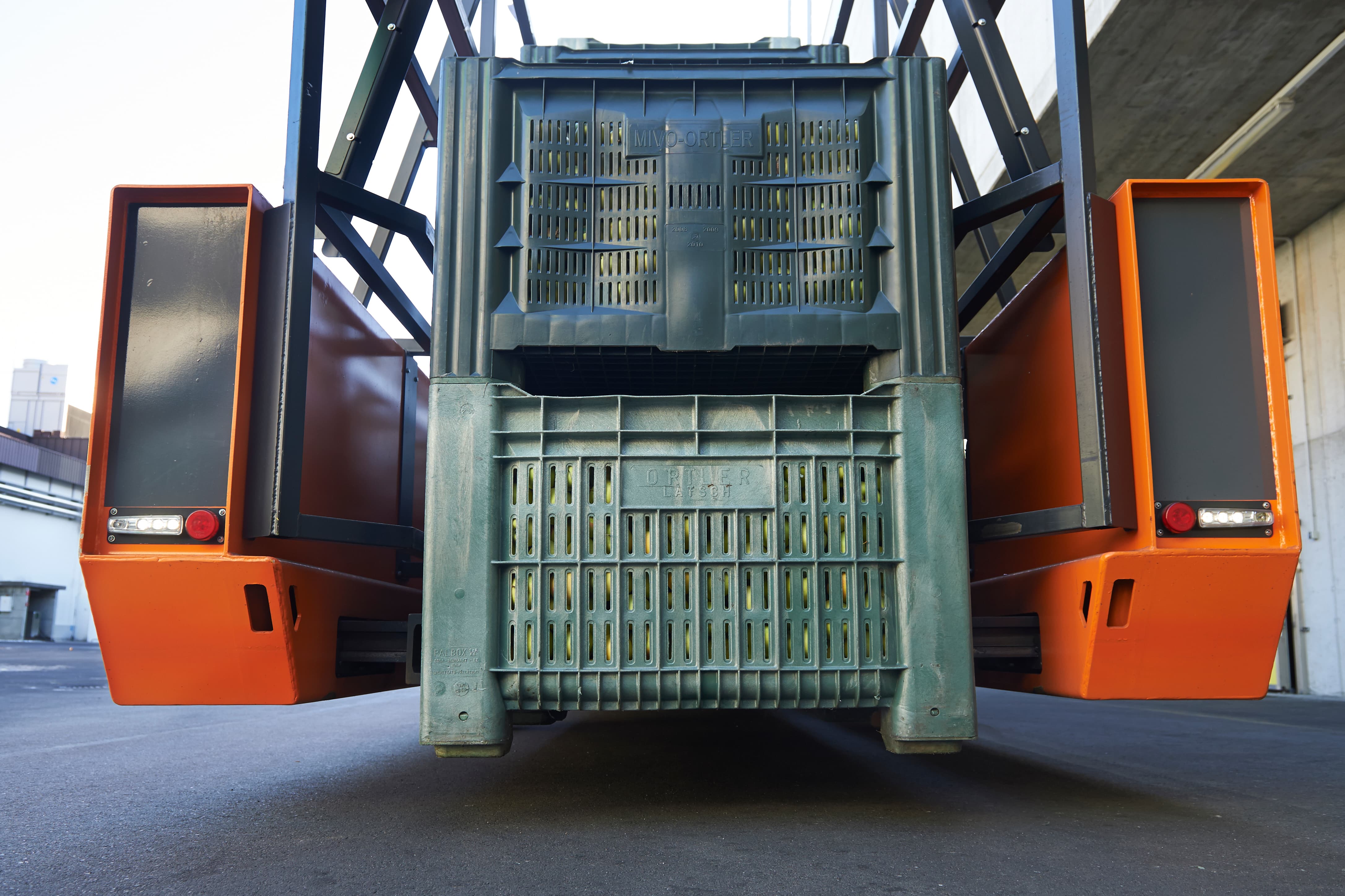 HUBTEX Apfelkistentransporter KTR 120 nimmt Apfelkisten durch einen Vertikalhub präzise auf