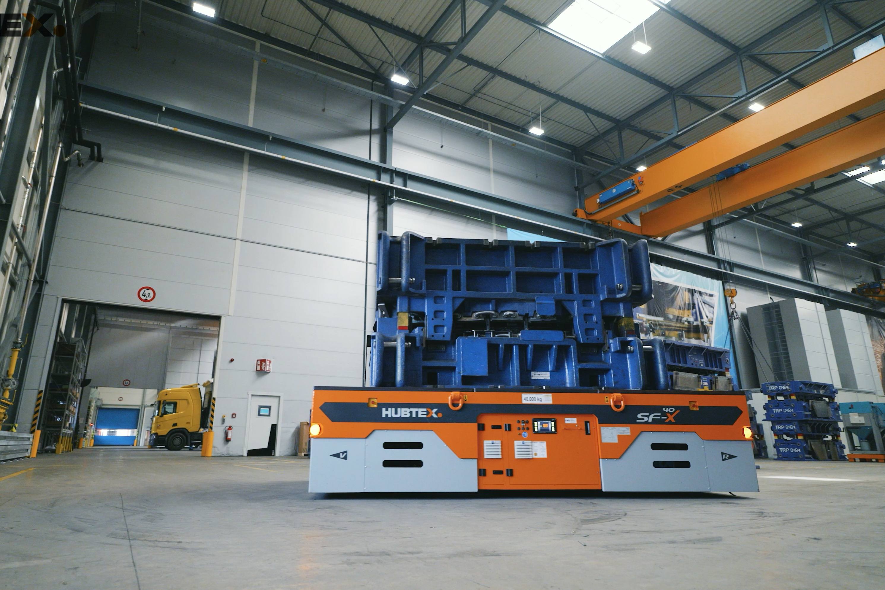 Hubtex SFX 40 bei Mubea beladen mit Material