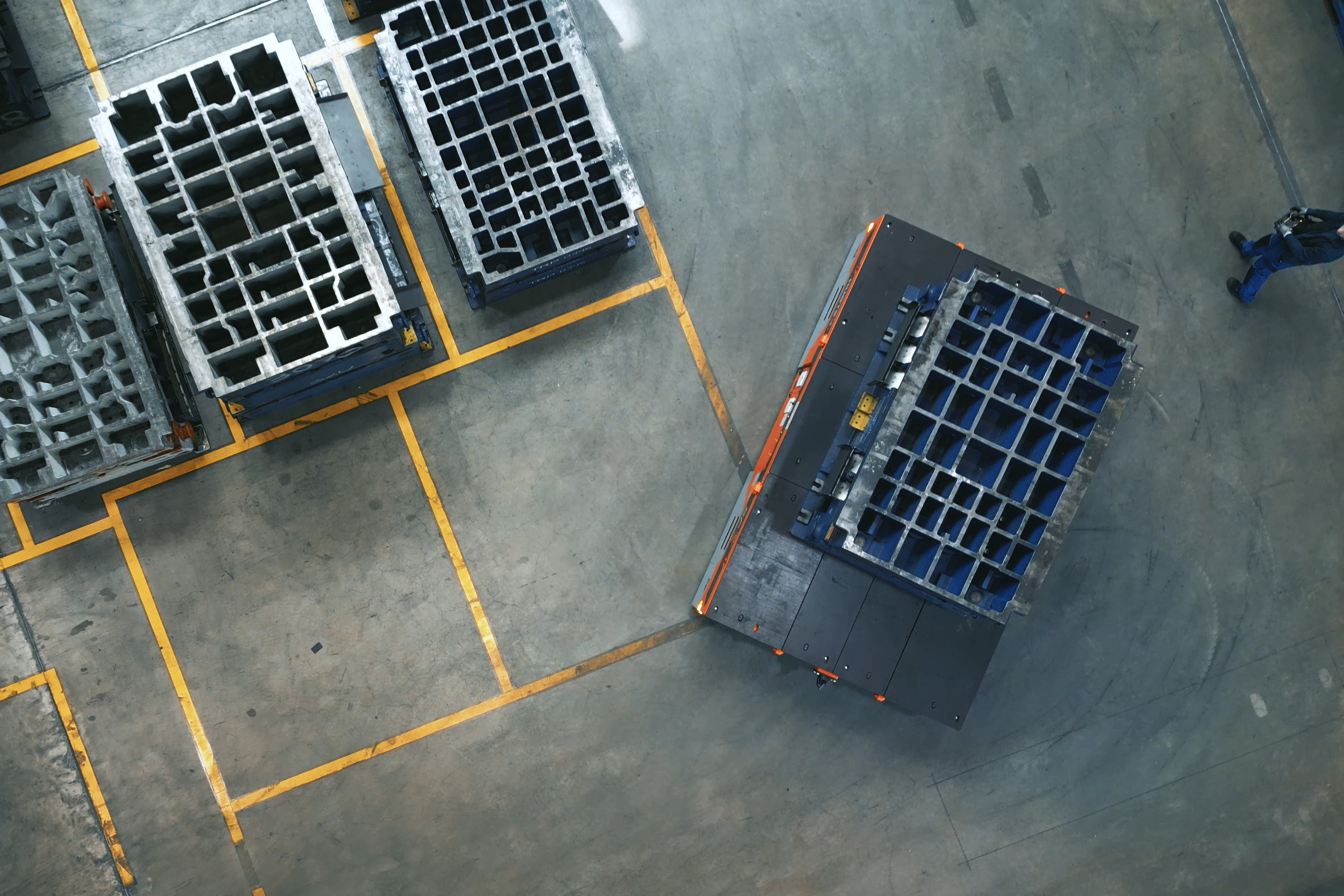 Schwerlastfahrzeug SFX 40 transportiert Ware