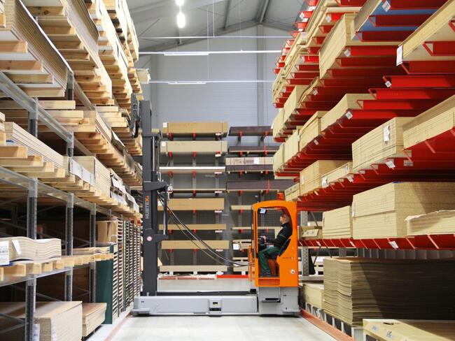 hubtex-branchenlösungen-holz-titelbild.jpg HUBTEX ESTL in narrow aisle