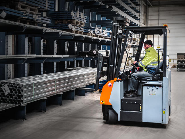 flux-gegengewichtsstapler-hubtex.jpg Flux transportiert lange Aluminiumteile