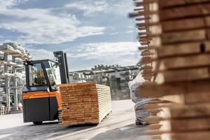 Gegengewichtsstapler Flux transportiert lange Holzdielen