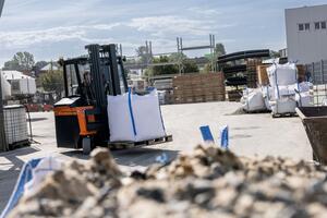 Counterbalanced truck Flux transports pallet with building materials