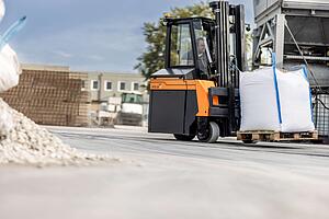 Flux counterbalance truck transports pallets