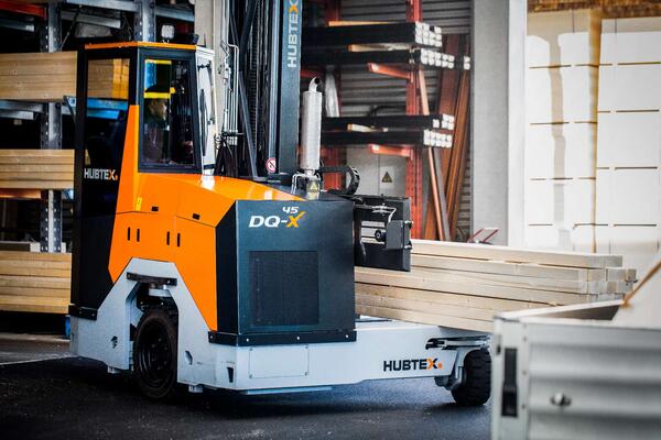 DQ-X en un pasillo estrecho durante la manipulación de paneles de madera