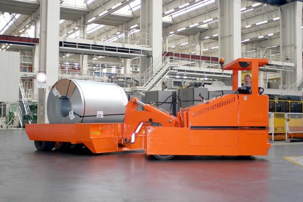 Der Elektrozugkopf mit hydraulischem Schwanenhals von HUBTEX beim Lastentransport