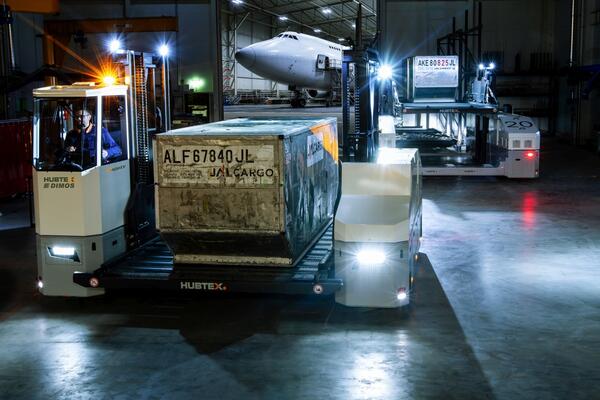 The X-Way Mover from HUBTEX | DIMOS carrying out a handling process in the aviation industry