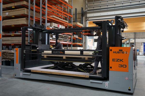 Die HUBTEX Elektro-Zweiseiten-Kommissionierplattform EZK 30 mit integriertem Scherenhub