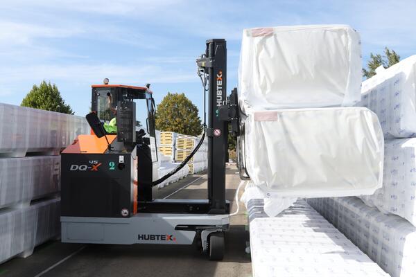 Metecno - carretilla universal DQ-X manipulando paneles sándwich