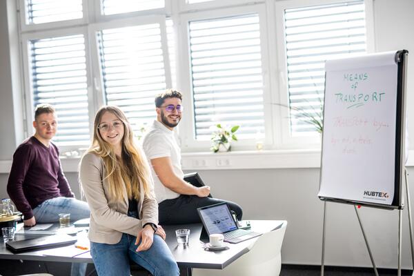 Auszubildende im Besprechungsraum