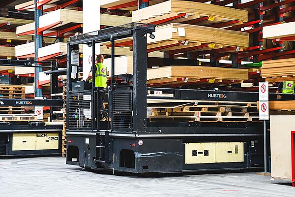 EZK Kommissionierplattform kommissioniert Holz von beiden Seiten