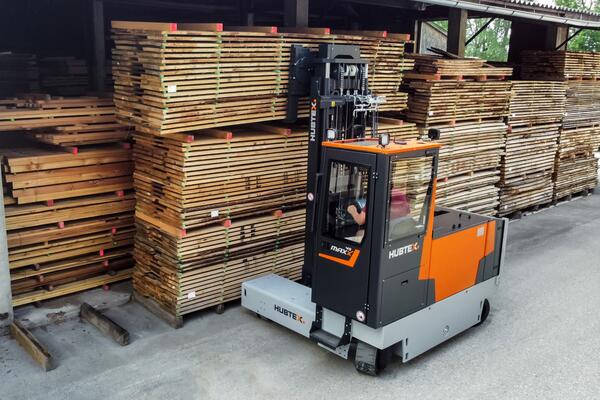 Multidirectional Sideloader is handling wood