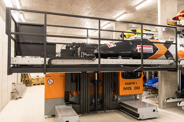 MQ30 beim Entladen von Bobschlitten
