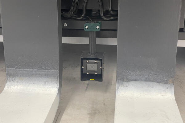 Eine Kamera zwischen den Gabeln am Gabelträger