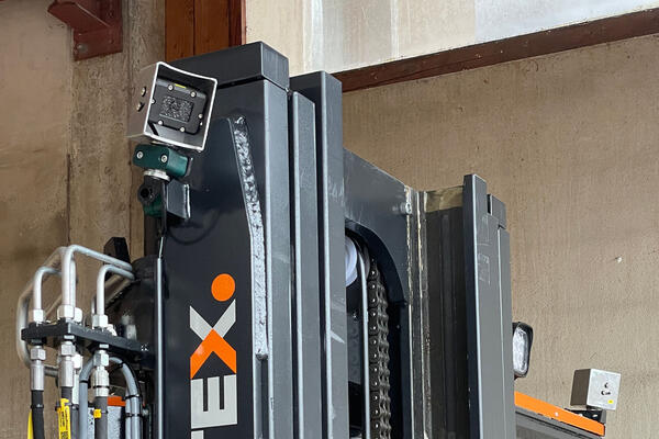 Eine Kamera am Hubmast mit Blick auf den Bereich zwischen und vor den Radarmen