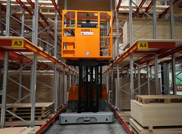 Safe order picking of doors with the HUBTEX MK 15