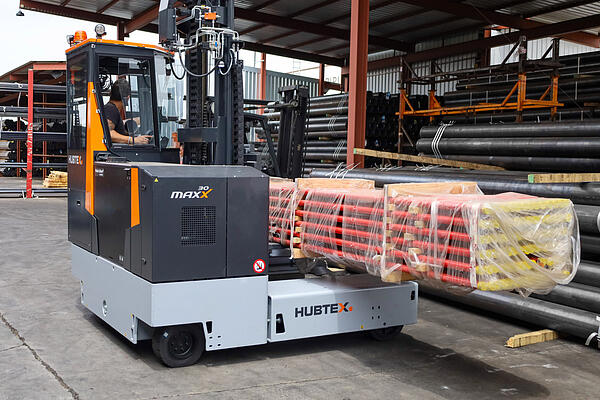 Carretilla multidireccional eléctrica de Hubtex manipula cargas largas en el almacén