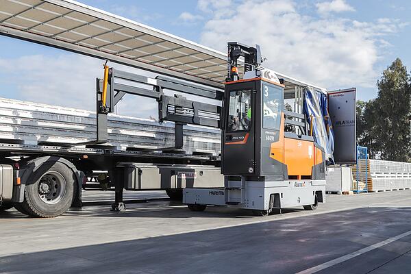 HUBTEX PhoeniX while loading a truck outdoor