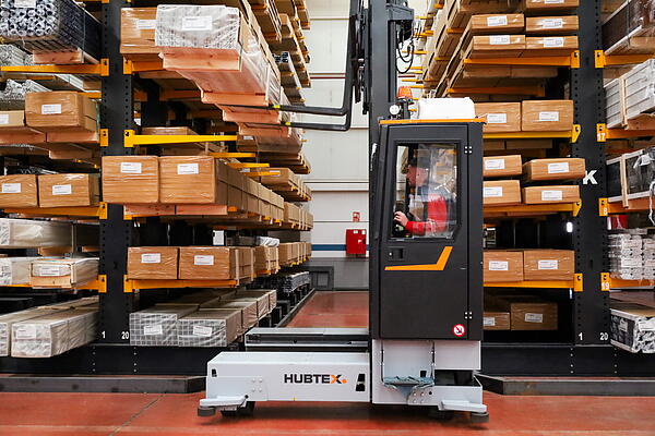 HUBTEX manejo seguro de perfiles de aluminio largos en pasillos estrechos