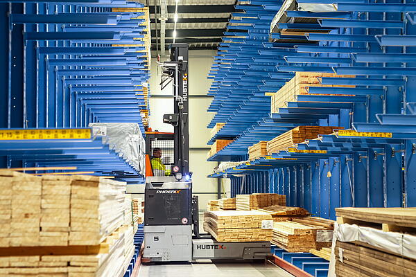 Handling von langem Holz in einem Schmalgang