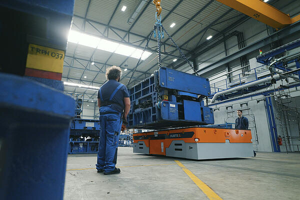 Hubtex SFX 40 wird bei Mubea beladen