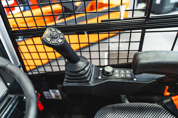 HUBTEX Bedienung mit Joystick mit ergonomischer Daumenablage, Fahrtrichtungswippe und beleuchteten Tasten für präzise Steuerung im Schmalganglager