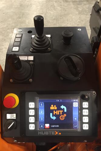 Das Bedienterminal einer Standkabine von einem Elektro-Mehrwege-Kommissionierstapler