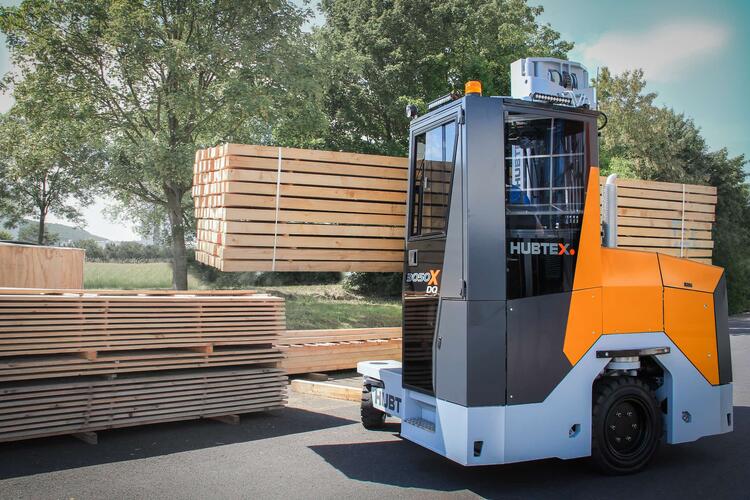 The transport of long and heavy wood sheets is child’s play with the HUBTEX DQ-X